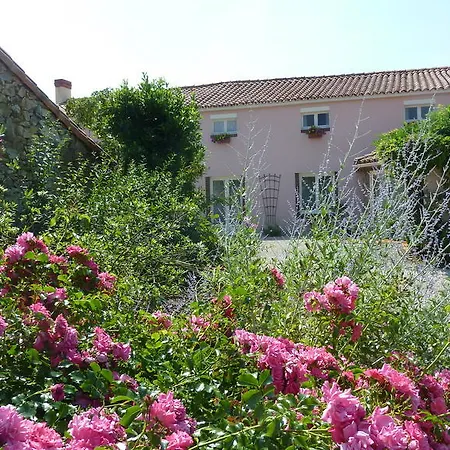 לינה וארוחת בוקר La Boisniere 3*